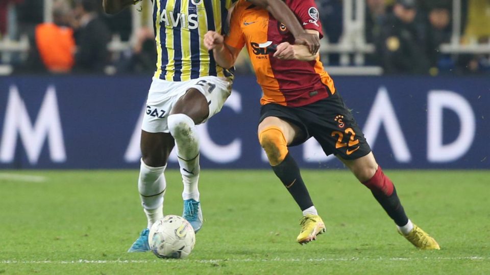 Şampiyon Galatasaray derbide Fenerbahçe’yi konuk edecek